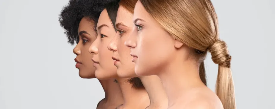 Quatro mulheres em perfil com diferentes características de cabelo e traços faciais, representando diversidade associada a diferentes tipos de pele.