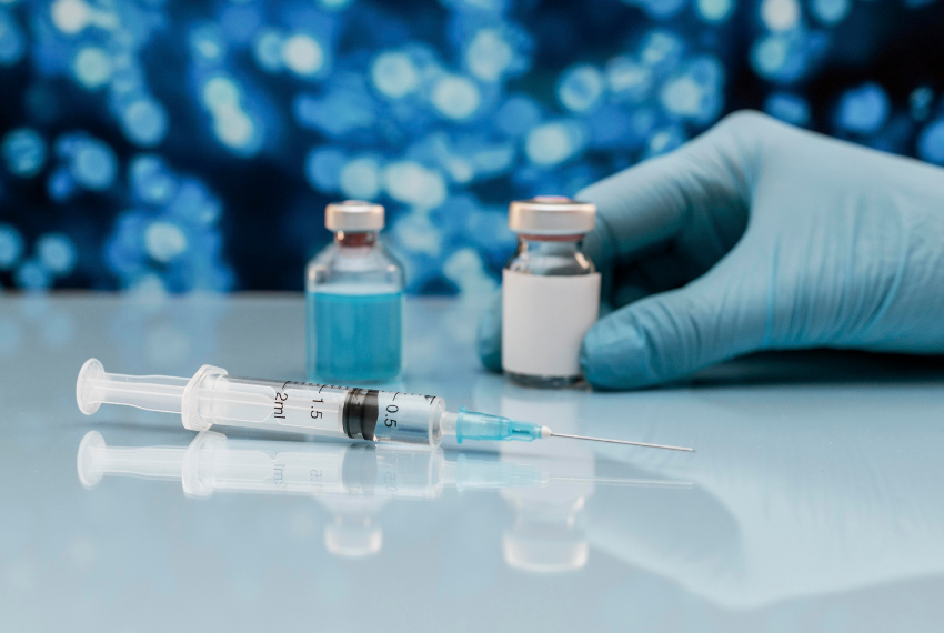 Administração de medicação injetável em farmácia por profissional habilitado.