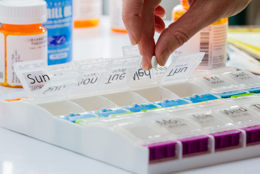 Organização de medicação em dispositivo individual para gestão de tomas.