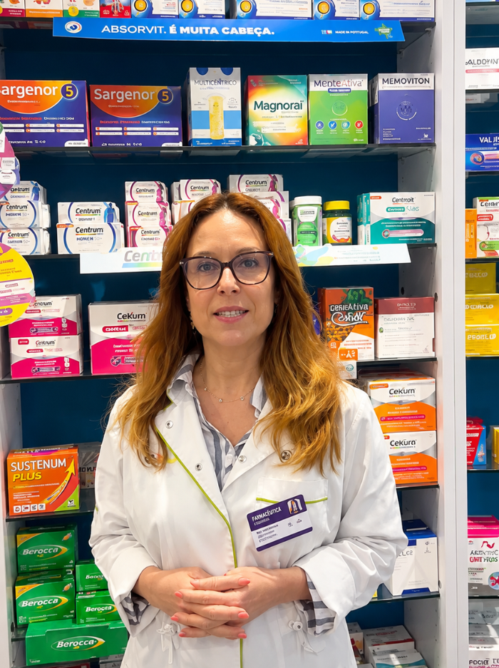 Farmacêutica na área de vitaminas e suplementos alimentares da Farmácia Teixeira Bessa