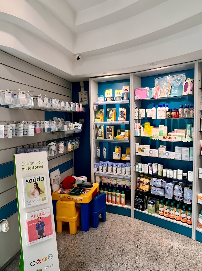 Expositor com produtos de saúde, bem-estar e cuidados pessoais na Farmácia Teixeira Bessa.